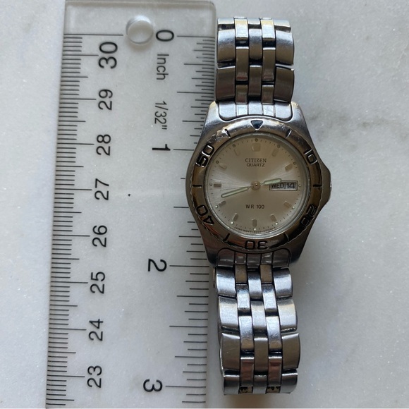 Citizen Quartz WR100 Watch Unisex - Picture 3 of 9